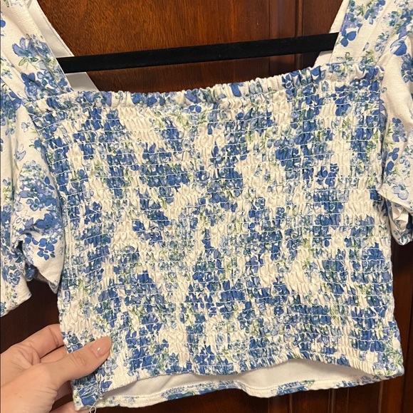 Blue and white floral puff sleeve short sleeve crop linen blouse - Picture 3 of 3